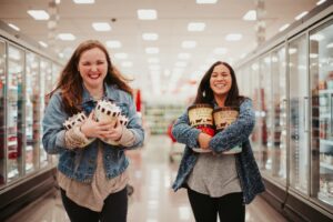 schrijfwedstrijd augustus - jonge vrouwen in een supermarkt met hun armen vol bakken ijs - foto door madison compton via unsplash
